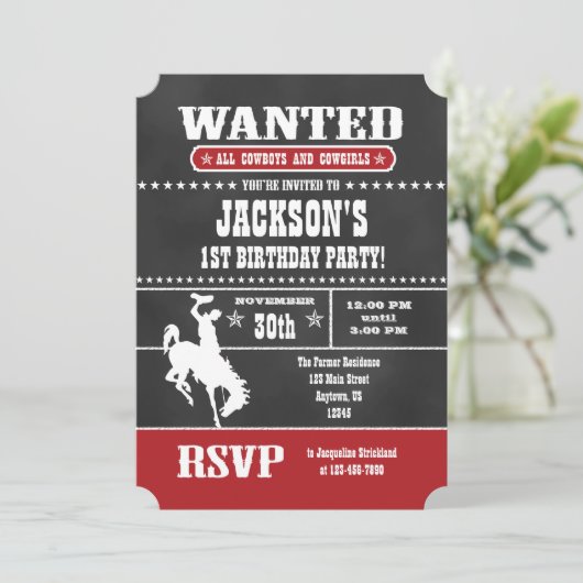 Red Chalkboard Cowboy Einladung zum Geburtstag (Stehend Vorderseite)