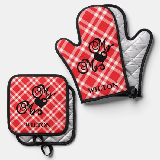Red Checkered Mr. & Mrs. Hearts Monogram Ofenhandschuh & Topflappen-Set (Vorderseite/Rückseite)