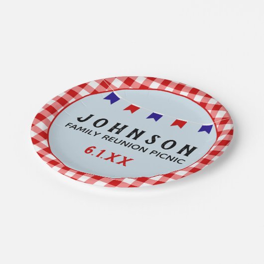 Red Checkered Tableclover Summer Picnic Party Pappteller (Schrägansicht)