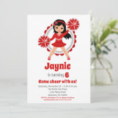 Red Cheerleader Black Hair Girls Cheerday Einladung (Stehend Vorderseite)