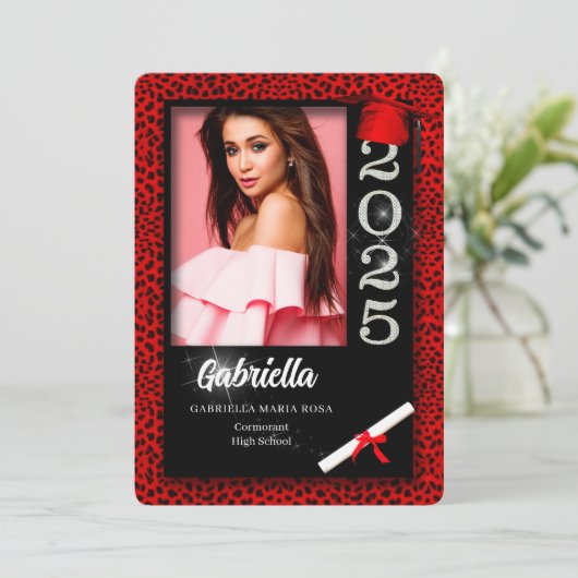 Red Cheetah Print Class of 2025 Abschluss Einladun Einladung (Stehend Vorderseite)