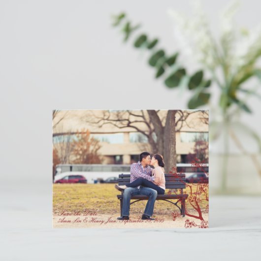 Red Cherry Blossom Oriental Wedding rettet das Dat Ankündigungspostkarte (Stehend Vorderseite)