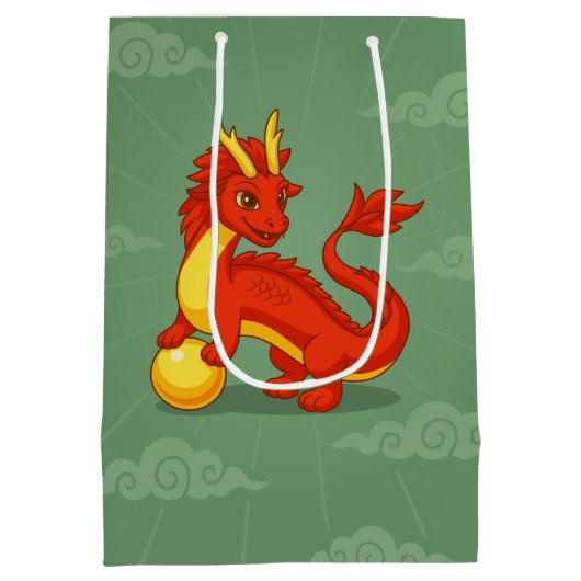 Red Chinese Dragon Birthday on Green Mittlere Geschenktüte (Rückseite)