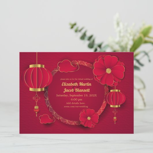 Red Chinese Lanterns & Blume Virtual Wedding Einladung (Stehend Vorderseite)