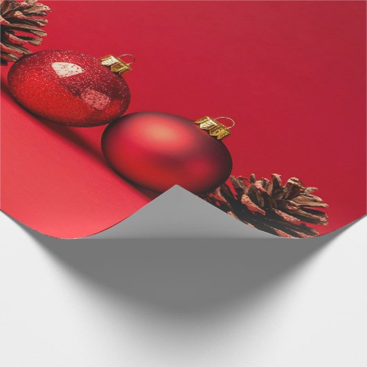 Red Christmas Balls and Pinecones Geschenkpapier (Ecke)