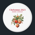 Red Christmas Baubles mit Holly Festivals Magnet<br><div class="desc">Ein Magnet mit einer Vintagen Stildarstellung. 3 rote Weihnachtsbaumbläschen umgeben von grünen Heiligen und Beeren. Stilvolles Retro-Design.</div>