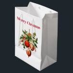 Red Christmas Baubles mit Holly Festivals Mittlere Geschenktüte<br><div class="desc">Geschenktasche mit einer Vintagen Style-Abbildung. 3 rote Weihnachtsbaumbläschen umgeben von grünen Heiligen und Beeren. Stilvolles Retro-Design.</div>