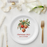 Red Christmas Baubles mit Holly Festivals Pappteller<br><div class="desc">Papier-Teller mit einer Vintagen Stildarstellung. 3 rote Weihnachtsbaumbläschen umgeben von grünen Heiligen und Beeren. Stilvolles Retro-Design.</div>