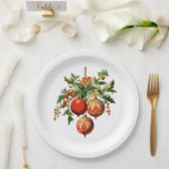 Red Christmas Baubles mit Holly Festivals Pappteller<br><div class="desc">Papier-Teller mit einer Vintagen Stildarstellung. 3 rote Weihnachtsbaumbläschen umgeben von grünen Heiligen und Beeren. Stilvolles Retro-Design.</div>