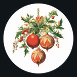 Red Christmas Baubles mit Holly Festivals Runder Aufkleber<br><div class="desc">Sticker mit einer Vintagen Stildarstellung. 3 rote Weihnachtsbaumbläschen umgeben von grünen Heiligen und Beeren. Stilvolles Retro-Design.</div>