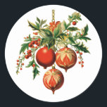 Red Christmas Baubles mit Holly Festivals Runder Aufkleber<br><div class="desc">Sticker mit einer Vintagen Stildarstellung. 3 rote Weihnachtsbaumbläschen umgeben von grünen Heiligen und Beeren. Stilvolles Retro-Design.</div>