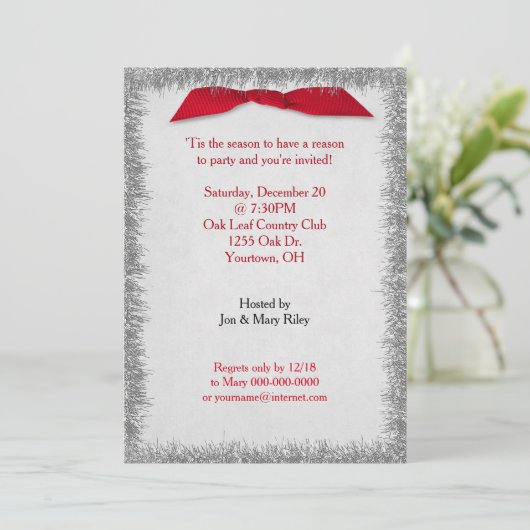 Red Christmas Bow und Silver Tinsel Einladung (Stehend Vorderseite)