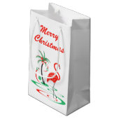 Red Christmas Flamingo Frohe Weihnachten klein Kleine Geschenktüte (Rückseite Schrägansicht)