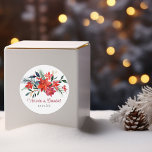 Red Christmas Poinsettia Elegant Floral Wedding Runder Aufkleber<br><div class="desc">Dieser wunderschöne Hochzeitsaufkleber im Urlaubssaal zeichnet sich durch eine wunderschöne Aquarellfarbe aus roten Poinsettia-Blume und Kiefern-Blätter zu Weihnachten aus. Elegantes monogramm Party mit festlichem Blumendesign über Ihren Namen und Hochzeitstag.</div>