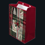 Red Christmas Rustic Kariert Traditionelles Muster Mittlere Geschenktüte<br><div class="desc">Dieses Design bietet Weihnachts- und Feiertagsthema mit modernen und festlichen Karierten,  Weihnachtsbäumen,  Jingle Bells und Traditional Green and Red Colors.</div>