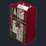 Red Christmas Rustic Kariert Traditionelles Muster Mittlere Geschenktüte<br><div class="desc">Dieses Design bietet Weihnachts- und Feiertagsthema mit modernen und festlichen Karierten,  Weihnachtsbäumen,  Jingle Bells und Traditional Green and Red Colors.</div>