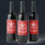 Red Christmas White Family Name Personalisiert Weinetikett<br><div class="desc">Roter Weihnachtswein Familienname personalisierte monogramm Urlaubwein-Etikett. Erhöhen Sie Ihr Weihnachtsgetränk mit diesem personalisierten Etikett. Dieses individuelle Familienweinetikett fügt Ihrem Urlaubsgeschenk eine einzigartige Touch hinzu und sorgt für ein durchdachtes und gepflegtes Familiengeschenk.</div>