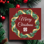 Red Christmas Wraath Custom Company Magnet Card<br><div class="desc">Diese schöne Weihnachtsmagneten-Karte der Firma Rot ist mit Ihrem Firmenlogo in einem festlichen Heiligen Beerenkranz mit goldener Garnelenumhüllung im Grünen gefertigt. Chic,  moderne Magnetkarten für Ihre Kunden oder Firmenmitarbeiter.</div>