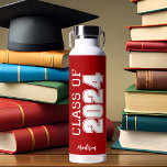 Red Class of 2024 Personalisiert Abschluss Trinkflasche<br><div class="desc">Diese klassische,  in Rot gehaltene Wasserflasche für Senioren-Absolventen bietet eine fett-weiße Typografie-Leseklasse aus dem Jahr 2024 in verschiedenen Buchstaben für ein Party-Sake-Geschenk an Schulen oder Uni-Abschlüssen. Passen Sie mit Ihrem Namen in elegantem kursiven Skript unter,  um einen großen Gedenkfavorit zu erhalten.</div>