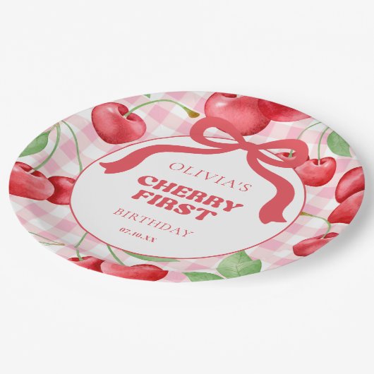 Red Coquette Bow Cherry First Birthday Party Pappteller (Schrägansicht)