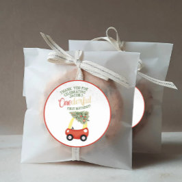 Red cosy coupe car zu einer derful Time of Year Runder Aufkleber