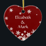 Red Couple Name Jahr Weihnachten Schneeflocke Herz Keramik Ornament<br><div class="desc">Dieses stilistische Rotherz-Ornament weist ein Schneeflockenmuster auf, das ich aus meinen originalen Schneeflockenfotos entworfen habe. Für ein wunderschönes Valentinstag-Urlaubserlebnis, personalisieren Sie es mit Namen auf der Vorderseite und das Jahr auf der Rückseite. Oder passen Sie den Text an, den Sie vorne und hinten gewollt haben. Sie können den Schriftart, die...</div>