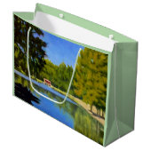 Red Covered Bridge auf Serene Lake in Yellow Blue Große Geschenktüte (Vorderseite Schrägansicht)