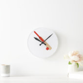 Red Cricket Bat and Ball Wall Clock Runde Wanduhr (Zuhause)