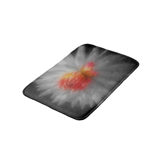 Red Dahlia Blume mit einer Touch von Farbe Badematte (Schrägansicht)