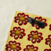Red Dahlia Floral Pattern am Strand auf Gelb Strandtuch (Beispiel)