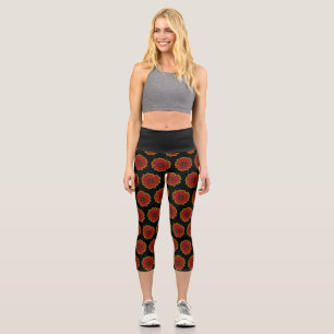 Red Daisy auf Schwarz Hintergrund Capri Leggings