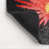 Red Daisy auf schwarzem Hintergrund | Abstrakte Ku Mousepad (Ecke)