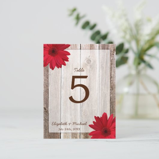 Red Daisy Rustic Barn Wood Wedding Tischnummer (Stehend Vorderseite)