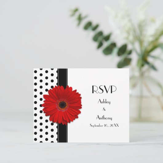 Red Daisy Schwarz-weiß Polka Dot Wedding RSVP (Stehend Vorderseite)