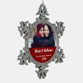 Red Damask Mrs & Mrs. Lesbian 1. Schneeflocken Zinn-Ornament (Links)