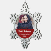 Red Damask Mrs & Mrs. Lesbian 1. Schneeflocken Zinn-Ornament (Rechts)