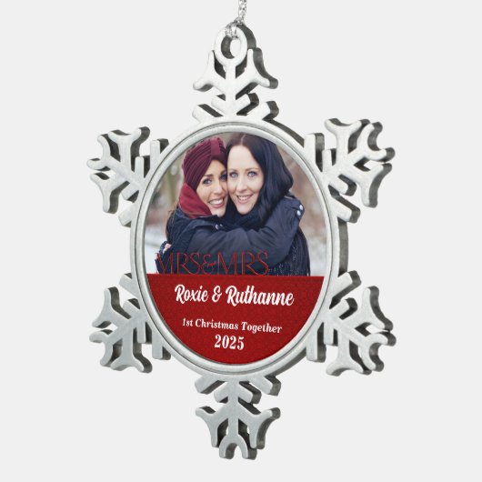 Red Damask Mrs & Mrs. Lesbian 1. Schneeflocken Zinn-Ornament (Rechts)