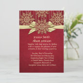 Red Damask Snowflakes Gold Ribbon Wedite Einladung (Stehend Vorderseite)