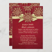 Red Damask Snowflakes Gold Ribbon Wedite Einladung (Vorne/Hinten)