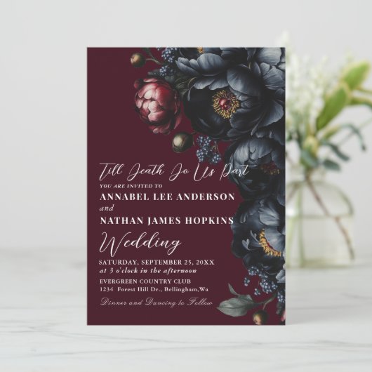 Red Dark Moody Peony Gothic Wedding QR Code Einladung (Stehend Vorderseite)