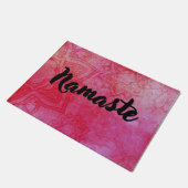 Red Distressed Mandala Namaste Fußmatte (Schrägansicht)