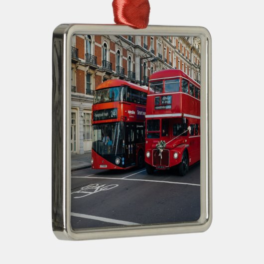 Red Double Decker Buses Silbernes Ornament (Rechts)