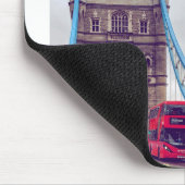 Red Double Decker Crosses Tower Bridge in London Mousepad (Ecke)