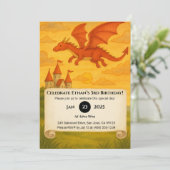 Red Dragon Flying Over Cliffside Castle Birthday Einladung (Stehend Vorderseite)