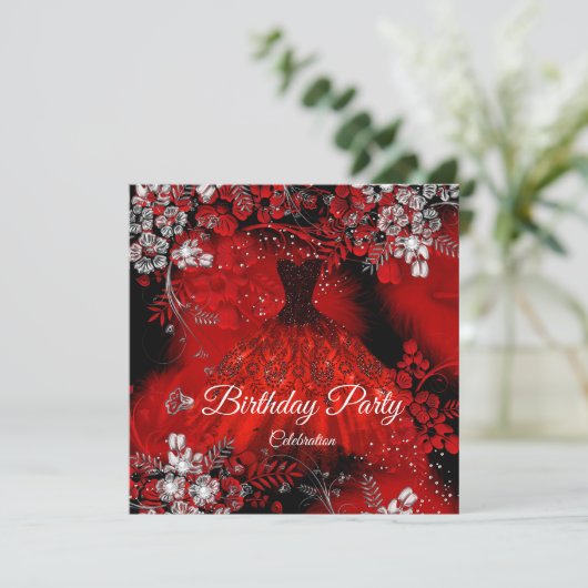 Red Dress Feathers Silver Birthday Party Einladung (Stehend Vorderseite)