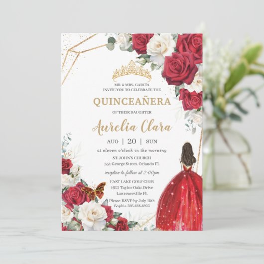 Red Dress White Roses Floral Girl Gold Quinceñera Einladung (Stehend Vorderseite)