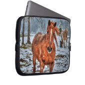 Red Dun Pony Horse, Snow and Forest - Equine Foto Laptopschutzhülle (Vorne Rechts)