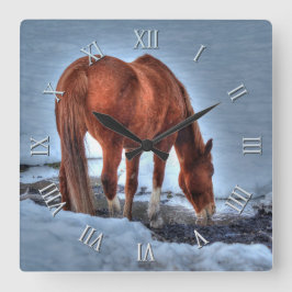 Red Dun Ranch Horse Drink an einem verschneiten Te Quadratische Wanduhr