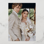 Red Elegant Foil Script Foto Wedding Folieneinladung (Rückseite)