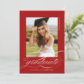 Red Elegant Script QR Code Foto Graduation Party Einladung (Stehend Vorderseite)